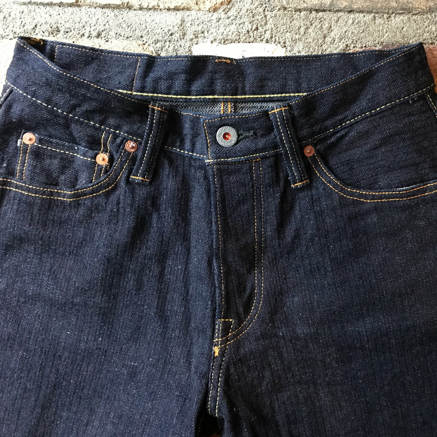 へリンボーン ストレートジーンズ（38/40）16ozセルビッチデニム/へリンボーン/杉綾織り/やや細身ストレート/5ポケット/オレンジ耳/ワンウォッシュ/牛革/ヌメ革パッチ/graphzeroオリジナル鉄ボタン/オレンジピス/オリジナルネーム/ザラ織り/日本製/MADE IN JAPAN