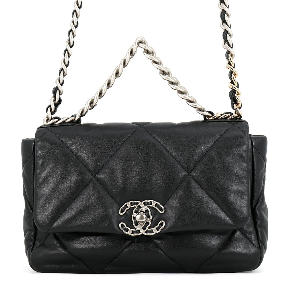 シャネル チェーンショルダーバッグ CHANEL19 フラップバッグ ココマーク ラムスキン AS1160 CHANEL 黒 取扱店舗 東心斎橋店 店舗一覧 店舗一覧はこちら＞ 商品番号11355809 ブランドシャネル ランク中古S(わずかしか使用の形跡が見られない中古品です。) 状態表面/型崩れ 内側/スレ、汚れ ショルダー/スレ 金具/スレ、メッキ剥げにおい/香水のようなにおい 型番AS1160 色 ブラック 素材 ラムスキン 金具シルバー金具/ゴールド金具 サイズ W26cm×H15cm×D8cm チェーンの長さ/97cm 重量760g 仕様バッグ開閉口/フラップ開閉 ファスナーポケット1 背面ポケット1(マグネット付き) 付属品 現品のみ 製造番号ランダムシリアル(2021年以降の製造) 生産国フランス 　　 　※腕時計の保証に関する注意事項 ◆当店保障の有無に関わらず、一部の腕時計においては正規店およびメーカーによる修理対応をお受けできない場合がございます。 その際は、当店提携の時計専門工房による修理にて対応させていただきます。 ◆当店が設けている保証期間後は有償修理となります。 ◆保証期間は商品ランクにより異なります。新品ランク・未使用ランクの場合、購入日より1年以内、それ以外のランクの場合、購入日より6ヶ月以内です。 ◆以下事項に関しましては保証期間内でも無償修理が受けられません。 ◆お客様による不注意や不適切な取扱による故障や損傷。 ◆ゼンマイ切れなどの故障。 ◆時計機械内部への水分などの侵入が原因となる故障や不具合。 ◆ケース、ベルト、風防、リューズなどの外装部の故障や損傷。 ◆地震、火災、水害、事故などによる故障や損傷。 ◆品質および機能上、許容範囲と当店が判断した視覚的現象。 ◆品質および機能に問題がないと当店および発売元メーカー、当店契約修理業者が判断した場合。 ◆お客様ご自身にて発売元やメーカーへの直接修理依頼をされた場合、その費用を当店に請求できません。 　　 ※ルイヴィトンに関する注意事項 ◆ルイヴィトンの取り組みにおいてNFC（ICチップ）の導入により、一部商品から製造番号の刻印がご確認できない場合がございますが、当店では正しい知識のあるバイヤーにて鑑定済みの商品を販売しておりますのでご安心ください。 ◆同じモデルの商品であっても、ルイヴィトンの仕様変更「マイナーチェンジ」により、ページ掲載の写真や仕様と異なる場合があります。 ◆新品ランクの状態でも多少の細かい傷（金具やパインピング等）がございます。（製造工程上やむを得ず細かなスレが生じると直営店から回答がありました。直営店で購入される場合でもこのような傷が見受けられることがあります。) ◆製造国は商品によって異なりますのでご指定いただけません。 ◆米国で製造されたモデルには製造国の刻印がない場合があります。 ◆ヌメ革が使用されている商品の場合、使用せずとも時間の経過と共にヌメ革の色が焼ける性質を持っています。一部新品ランクの商品でも若干色が焼けている場合がありますので、予めご了承の上ご購入いただければ幸いです。 ◆新品ランクの商品でも検品時より傷等が目立つ場合は「未使用ランク」に格付けしております。 ◆プリントや柄が入っている商品は、ページ上の商品画像とお届けする商品と多少配色が違う場合がございます。 ◆素材説明書は新品ランク、かつ在庫がある場合のみ同梱しております。 ◆付属品は、商品詳細情報の付属品欄に記載のある物のみとなります。 ◆不明点ございましたらお問合わせ先までご連絡ください。Tel：0120-098-082 当店取り扱い商品は、実店舗・他通販サイトにも掲載を行っており在庫を共有しております。 商品の性質上すべて一点物となるため、ご注文が確定した場合でも欠品となることもございます。 その際は当店よりご連絡をさせていただきます。 *Import taxes are not included.*We do not ship exotic leather items that does not comes with CITES. *The credit card name, the order name, and the recipient name must match.シャネル チェーンショルダーバッグ CHANEL19 フラップバッグ ココマーク ラムスキン AS1160 CHANEL 黒 【安心保証】 【中古】