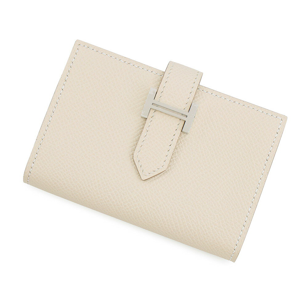 エルメス カードケース ベアン ミニ 小銭入れ付き クレ/シルバー金具 エプソン G刻印 HERMES 名刺入れ コインケース 取扱店舗 倉庫在庫 店舗一覧 店舗一覧はこちら＞ 商品番号11567356 ブランドエルメス ランク未使用(傷や使用感はほぼございませんが、下記のいずれかに該当する商品です。 ・製造から2年以上経過・製造年不明 ・保管・展示による軽微な状態変化) 状態金具/僅かな汚れにおい/特記するにおいなし 色 クレ 素材 エプソン 金具シルバー金具 サイズ W10.5cm×H7cm 仕様小銭入れ1・マチ有ポケット1・ポケット1・カード入れ1 付属品 箱 製造番号G刻印(2026年製造) 生産国フランス ※腕時計の保証に関する注意事項 ◆当店保障の有無に関わらず、一部の腕時計においては正規店およびメーカーによる修理対応をお受けできない場合がございます。 その際は、当店提携の時計専門工房による修理にて対応させていただきます。 ◆当店が設けている保証期間後は有償修理となります。 ◆保証期間は商品ランクにより異なります。新品ランク・未使用ランクの場合、購入日より1年以内、それ以外のランクの場合、購入日より6ヶ月以内です。 ◆以下事項に関しましては保証期間内でも無償修理が受けられません。 ◆お客様による不注意や不適切な取扱による故障や損傷。 ◆ゼンマイ切れなどの故障。 ◆時計機械内部への水分などの侵入が原因となる故障や不具合。 ◆ケース、ベルト、風防、リューズなどの外装部の故障や損傷。 ◆地震、火災、水害、事故などによる故障や損傷。 ◆品質および機能上、許容範囲と当店が判断した視覚的現象。 ◆品質および機能に問題がないと当店および発売元メーカー、当店契約修理業者が判断した場合。 ◆お客様ご自身にて発売元やメーカーへの直接修理依頼をされた場合、その費用を当店に請求できません。 ※ルイヴィトンに関する注意事項 ◆ルイヴィトンの取り組みにおいてNFC（ICチップ）の導入により、一部商品から製造番号の刻印がご確認できない場合がございますが、当店では正しい知識のあるバイヤーにて鑑定済みの商品を販売しておりますのでご安心ください。 ◆同じモデルの商品であっても、ルイヴィトンの仕様変更「マイナーチェンジ」により、ページ掲載の写真や仕様と異なる場合があります。 ◆新品ランクの状態でも多少の細かい傷（金具やパインピング等）がございます。（製造工程上やむを得ず細かなスレが生じると直営店から回答がありました。直営店で購入される場合でもこのような傷が見受けられることがあります。) ◆製造国は商品によって異なりますのでご指定いただけません。 ◆米国で製造されたモデルには製造国の刻印がない場合があります。 ◆ヌメ革が使用されている商品の場合、使用せずとも時間の経過と共にヌメ革の色が焼ける性質を持っています。一部新品ランクの商品でも若干色が焼けている場合がありますので、予めご了承の上ご購入いただければ幸いです。 ◆新品ランクの商品でも検品時より傷等が目立つ場合は「未使用ランク」に格付けしております。 ◆プリントや柄が入っている商品は、ページ上の商品画像とお届けする商品と多少配色が違う場合がございます。 ◆素材説明書は新品ランク、かつ在庫がある場合のみ同梱しております。 ◆付属品は、商品詳細情報の付属品欄に記載のある物のみとなります。 ◆不明点ございましたらお問合わせ先までご連絡ください。Tel：0120-098-082 当店取り扱い商品は、実店舗・他通販サイトにも掲載を行っており在庫を共有しております。 商品の性質上すべて一点物となるため、ご注文が確定した場合でも欠品となることもございます。 その際は当店よりご連絡をさせていただきます。 *Import taxes are not included.*We do not ship exotic leather items that does not comes with CITES. *The credit card name, the order name, and the recipient name must match.エルメス カードケース ベアン ミニ 小銭入れ付き クレ/シルバー金具 エプソン G刻印 HERMES 名刺入れ コインケース 中古 【返品保証】
