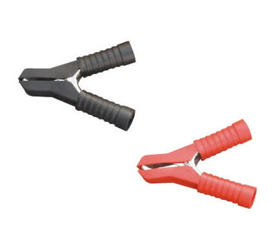 ■商品名：バッテリークリップ ■カラー：レッド/ブラック ■サイズ：全長81×幅65×厚14.5mm ■数量：1個 ■状態：新品 【コ メ ン ト】 バッテリークリップは端子への接続が簡単ですが、 接触面積が小さいのでビルジポンプなど 消費電力の少ない製品にご使用下さい。 25A以上流れるエレキなどには 「ワンタッチバッテリーコネクター（Y0005）」か、 リングターミナルなど接触面積の広い接続を お薦めします。