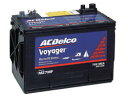 ■商品名：ボイジャーバッテリー/105A ■ブランド：AC-Delco ■パーツNo：M27MF ■カラー：写真参考 【サイズ】 ・本体スケール…172×320×243mm（縦×横×高さ） ・アンペアー…M27MF→105A ・重量…23.5kg ■数量：1個 ■状態：新品 ※商品品質コンディションを考え メーカーより入荷後5日以内の物を必ず出荷致します。 【コ メ ン ト】 デルコボイジャーバッテリーは、 通常のバッテリーとは違う特徴を持ち、 ディープサイクルバッテリーと呼ばれています。 通常自動車BTはオルタネーターより チャージされながら、 ほぼ満充電に近い状態で使用され、 一度完全放電されてしまうと充電しても 完全に元の状態には戻りません。 このBTは完全放電後、充電すれば元の状態に戻り、 これを何回も繰り返し行える完全メンテフリー （完全補水不要）カルシュームBTです☆ 又、充電容量が1目でわかるように 充電量ゲージ付です。