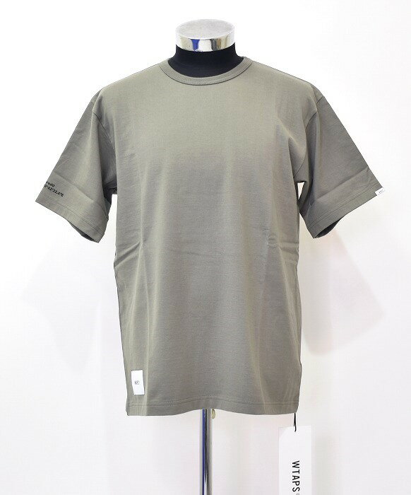 商品名 WTAPS（ダブルタップス）GPS DESIGN SS 01 / TEE COPO 191ATDT-CSM09 カラー オリーブ 素材 コットン50％ ポリエステル50％ サイズ 01 (S) (サイズ詳細は sizeをご参照 ください) 実寸サイズ 肩幅 約47.5cm・身幅 約53.5cm・着丈 約67cm・袖丈 約21.5cm ランク SS（新品） 備考 - ※実寸サイズは若干の誤差が出る場合がありますので、あ らかじめご了承ください。 ※商品は店頭でも販売しているものがありますので、楽天 で購入された時点に店頭で既に売れてしまっている場合があります。その際はご容赦 ください。また、通販でのみの販売の商品もあるため、直接店頭にて商品の確認 をご希望である場合は、お手数をおかけいたしますが、一度当店にご連絡くださいま せ。 20000円以上、もしくは2点以上ご購入いただいた際は、送料無料とさせてい ただきます(沖縄、離島は除く)。注文をいただいたのち、当店の方で送料を修正し、ご注文確認のメール をお送りいたします。 商品画像が照明・各モニター等の関係で実物と多少異なる場合がございます。予めご了承ください。 基本的に、土日は弊社の休業日です。 注文確認や質問への回答は月曜日から順次、対応していきます。WTAPS（ダブルタップス）GPS DESIGN SS 01 / TEE COPO 191ATDT-CSM09 やや肉感のある コットン/ポリエステルの天竺のTシャツです。 袖口のアドレスプリントが特徴的。 無地ながらも着心地やシルエットに拘った 人気 の1枚です。 左袖に付いたピスネームと裾のブランドタグがアクセントになっています。 シンプルで非常に使い易い一枚です！ 新品　　ロゴ入り透明ビニール袋あり 日本製 　 この機会にぜひ！！