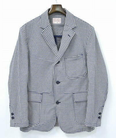 商品名 BONCOURA (ボンクラ) 3B JACKET カラー ギンガムネイビー 素材 コットン100％ サイズ 38 (サイズ詳細は sizeをご参照 ください) 実寸サイズ 肩幅 約46cm・身幅 約52.5cm・着丈 約72.5cm・袖丈 約62cm ランク B（中古） 備考 - ※実寸サイズは若干の誤差が出る場合がありますので、あ らかじめご了承ください。 ※商品は店頭でも販売しているものがありますので、楽天 で購入された時点に店頭で既に売れてしまっている場合があります。その際はご容赦 ください。また、通販でのみの販売の商品もあるため、直接店頭にて商品の確認 をご希望である場合は、お手数をおかけいたしますが、一度当店にご連絡くださいま せ。 20000円以上、もしくは2点以上ご購入いただいた際は、送料無料とさせてい ただきます(沖縄、離島は除く)。注文をいただいたのち、当店の方で送料を修正し、ご注文確認のメール をお送りいたします。 商品画像が照明・各モニター等の関係で実物と多少異なる場合がございます。予めご了承ください。 基本的に、土日は弊社の休業日です。 注文確認や質問への回答は月曜日から順次、対応していきます。BONCOURA (ボンクラ) 3B JACKET 10代の頃から古着、ヴィンテージ、デニムに夢中になり、20年間のサラリーマン生活から一転、モデルへと転職。その豊富で深い知識をもとに、古着キュレーターとしても活躍。そんな「森島 久」さんが2011年に立ち上げた自身のブランド"BONCOURA"。 こちらはヴィンテージ生地のネイビーのギンガムチェックが特徴的なテーラードジャケットです。 3つボタン段返りにパッチポケットの仕様は汎用性が高く、気負わずに着れる1着に仕上がっております。一見敬遠しがちなギンガムチェックの柄ですが、やや生成りっぽい地とネイビーのコントラストは、着て馴染むうちにより風合いが増す印象です。 センターベントや本切羽仕様の袖、ジャケットの内側に施されたパイピングや内ポケットなど、細部にまで拘りの見られるBONCOURAらしい1着です。 着用感はありますが、目立った汚れはございません。 日本製。定価￥55650。この機会にどうぞ!!