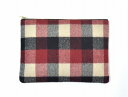 商品名 Mr. GENTLEMAN (ミスタージェントルマン) BLOCK CHECK CLUTCH BAG カラー ブロックチェックレッド 素材 (表地)ウール70％・ポリエステル25％・ナイロン3％・アクリル2％(裏基布)ポリエステル80％・コットン20％(裏地)コットン100％ サイズ ワンサイズ (サイズ詳細は sizeをご参照 ください) 実寸サイズ 縦 約25.5cm・横 約35cm ランク B（中古） 備考 - ※実寸サイズは若干の誤差が出る場合がありますので、あ らかじめご了承ください。 ※商品は店頭でも販売しているものがありますので、楽天 で購入された時点に店頭で既に売れてしまっている場合があります。その際はご容赦 ください。また、通販でのみの販売の商品もあるため、直接店頭にて商品の確認 をご希望である場合は、お手数をおかけいたしますが、一度当店にご連絡くださいま せ。 20000円以上、もしくは2点以上ご購入いただいた際は、送料無料とさせてい ただきます(沖縄、離島は除く)。注文をいただいたのち、当店の方で送料を修正し、ご注文確認のメール をお送りいたします。 商品画像が照明・各モニター等の関係で実物と多少異なる場合がございます。予めご了承ください。 基本的に、土日は弊社の休業日です。 注文確認や質問への回答は月曜日から順次、対応していきます。Mr. GENTLEMAN (ミスタージェントルマン) BLOCK CHECK CLUTCH BAG 起毛感のあるオリジナルヘリンボーンブロックチェック生地を使用したクラッチバッグ。 レザーやキャンバス素材が多い中、秋冬らしい素材感とカラーリングが新鮮です。 使用感があり、多少の毛玉は見られますが、まだまだ使用して頂けます。 日本製。定価￥12000+TAX。 この機会にどうぞ!!