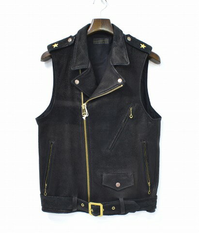 商品名 FAR EASTERN ENTHUSIAST (ファー イースタン エンスージアスト) "DURABLE" RIDERS VEST カラー ブラック 素材 表地：鹿革、裏地：コットン100％ サイズ S (サイズ詳細は sizeをご参照 ください) 実寸サイズ 肩幅 約36.5cm・身幅 約47cm・着丈 約61.5cm ランク SS（新品） 備考 - ※実寸サイズは若干の誤差が出る場合がありますので、あ らかじめご了承ください。 ※商品は店頭でも販売しているものがありますので、楽天 で購入された時点に店頭で既に売れてしまっている場合があります。その際はご容赦 ください。また、通販でのみの販売の商品もあるため、直接店頭にて商品の確認 をご希望である場合は、お手数をおかけいたしますが、一度当店にご連絡くださいま せ。 20000円以上、もしくは2点以上ご購入いただいた際は、送料無料とさせてい ただきます(沖縄、離島は除く)。注文をいただいたのち、当店の方で送料を修正し、ご注文確認のメール をお送りいたします。 商品画像が照明・各モニター等の関係で実物と多少異なる場合がございます。予めご了承ください。 基本的に、土日は弊社の休業日です。 注文確認や質問への回答は月曜日から順次、対応していきます。FAR EASTERN ENTHUSIAST (ファー イースタン エンスージアスト) "DURABLE" RIDERS VEST VINTAGE CLOTHINGを再現するのではなく、VINTAGE CLOTHINGをVINTAGEのディテールで再構築するとした、ヴィンテージに造詣の深いデザイナー2人が手掛ける極東の熱狂者を意味する「Far Eastern Enthusiast」。 こちらは1953年公開の映画「THE WILD ONE」(邦題:乱暴者)にて名優マーロン・ブランドが着用していたライダースジャケットをイメージした「"DURABLE" RIDERS VEST」です。 50’sのワンスタースタイルを肉厚なディアスキンで仕立てながら、加工により荒々しい表情までも見事に表現しました。 エポレットのワンスターやラペル幅の小さい襟元の絶妙なバランス、ジッパーにはWALDESチェーンジッパーを使用し、グローブをしたままでも開閉しやすい仕様になっています。 メインジッパーには持ち手の大きいクリップタイプの堅牢なフロントジップを使用。 五角形のフラップ付きのコインポケットや鉄製のバックルベルト、アイレットもポイント。 ライニングにはコットン製でスベリの良い物を採用し、内ポケットも配しています。 レザー特有の傷や汚れが見られますのでご理解いただける方のみお買い求めください。 新品。タグ付き。日本製。　この機会にどうぞ!!