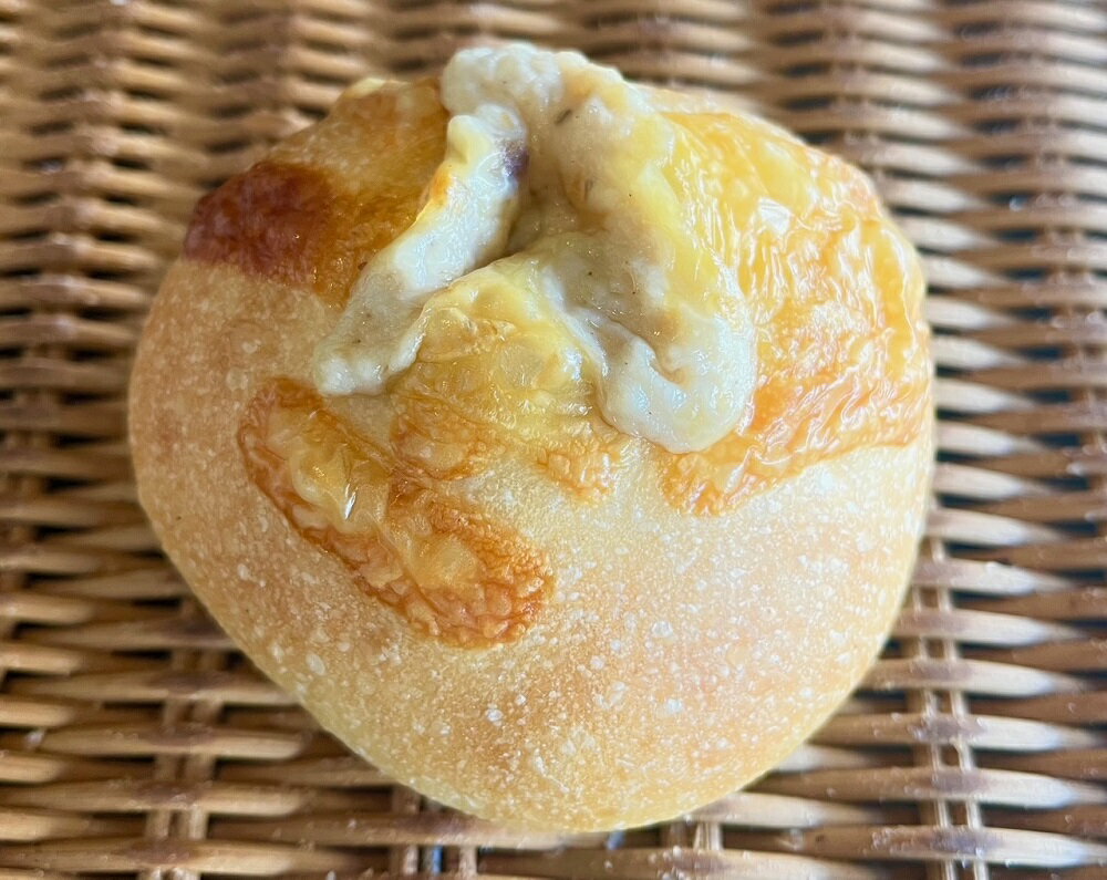 【3種キノコのクリームシチューフランス】クラムチャウダーを詰めたフランス系惣菜パン