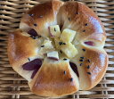 【紫芋あんぱん】秋限定 紫芋のあんを入れて焼き上げた菓子パン