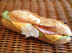 【カスクート】ロースハムとチェダーチーズのフランス系サンドイッチ