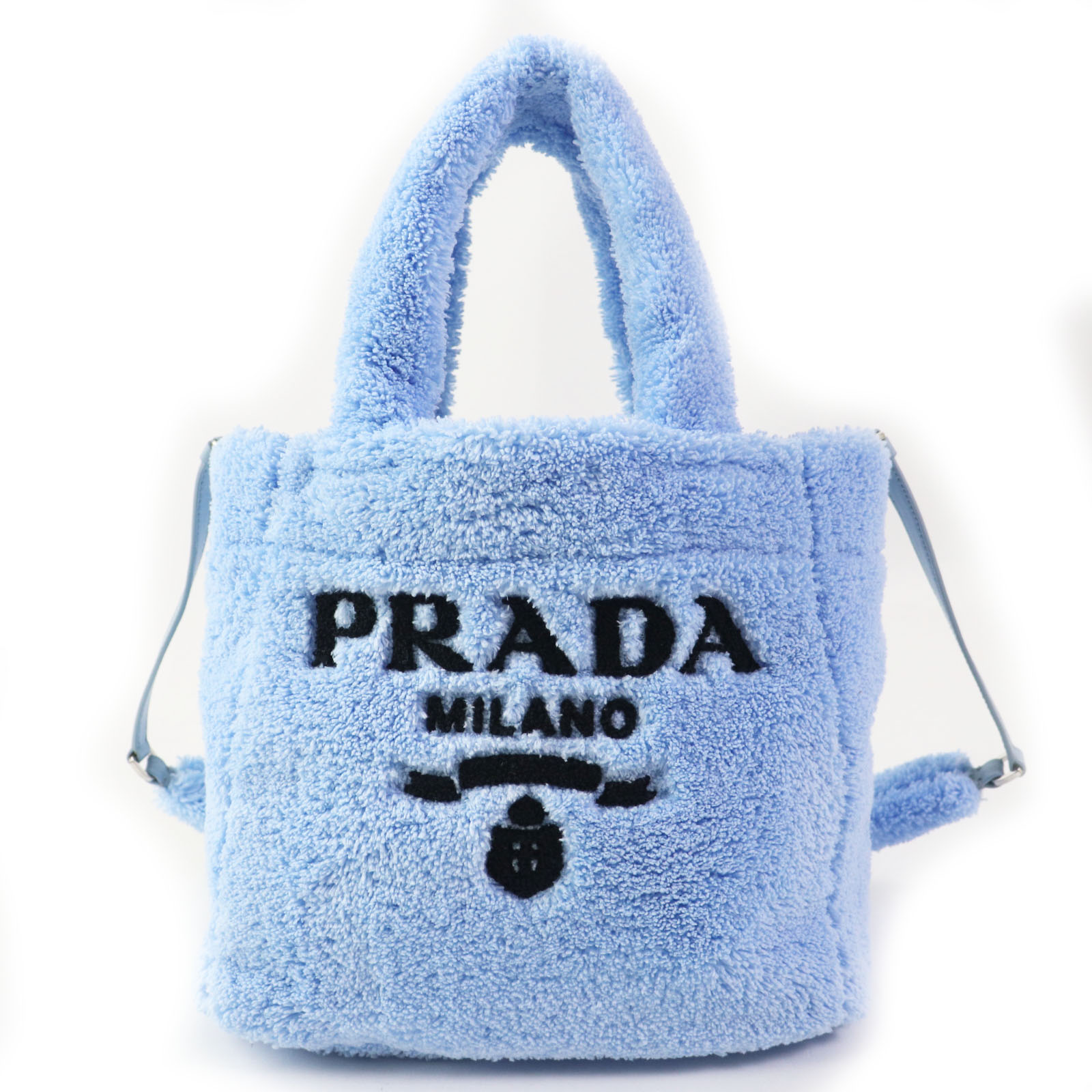 ブランド(brand)PRADA / プラダサイズ(size)【実寸】高さ：約23cm　奥行：約10cm　ハンドル：約35cm　ショルダー（最大）：約82cm　幅：約25cm【仕様】メイン開閉式：オープン　メイン収納数：1　ファスナーポケット1ランク(rank)SA ほぼ未使用品ランク基準S未使用品(弊社の検品基準による)SA極美品…数回使用した程度の未使用品に近い、非常に状態の良い綺麗なUSED品A美品…使用回数が少なく、全体的に状態の良い綺麗なUSED品AB良品・比較的良品…多少の使用感はありますが、それ以外に問題のない状態のUSED品Bスレや汚れ等の使用感はありますが、まだまだ使用可能なUSED品BCランクBよりも使用感の目立つUSED品C難あり・ジャンク品…使用に支障のきたすUSED品状態(condition)★保存袋・ショルダーストラップ付きカラー(color)CIELO NEROスカイブルー ブラック素材(material)テリー（パイル生地）コメント(comment)気に入って頂けた方は是非この機会に。※40228-4221★00005388注意(attention)・商品情報に掲載されております採寸、サイズ、色、素材などは当社独自の判断基準となっておりますので、場合によって多少の誤差、違い等がある場合がありますので、予めご了承ください。・当方の販売商品に関して画像に付属しております物（シューキーパー・ハンガー等）につきましては、商品のコンディション欄に記載がない場合は付属致しません。商品をご試着希望のお客様へ当店で販売している商品は全て倉庫で管理しておりますので、店頭には陳列しておりません。商品をご試着希望のお客様は予め当店にお電話、若しくはメールにて商品名と商品番号をお伝え下さい。ご連絡を頂いていないお客様に関しましては、お断りさせて頂く場合がございますので、予めご理解とご了承の程、宜しくお願い致します。