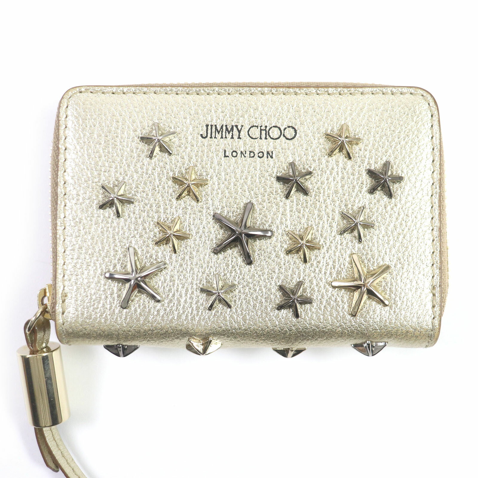 ブランド(brand)JIMMY CHOO / ジミーチュウサイズ(size)【実寸】縦：約7cm　横：約10cm【仕様】メイン開閉式：ファスナー　オープンポケット3ランク(rank)Sランク基準S未使用品(弊社の検品基準による)SA極美品…数回使用した程度の未使用品に近い、非常に状態の良い綺麗なUSED品A美品…使用回数が少なく、全体的に状態の良い綺麗なUSED品AB良品・比較的良品…多少の使用感はありますが、それ以外に問題のない状態のUSED品Bスレや汚れ等の使用感はありますが、まだまだ使用可能なUSED品BCランクBよりも使用感の目立つUSED品C難あり・ジャンク品…使用に支障のきたすUSED品状態(condition)★箱・保存袋付き※内面一か所に若干の小キズがございます。(写真参照)カラー(color)ゴールド素材(material)本体：レザーコメント(comment)気に入って頂けた方は是非この機会に。※40322-401★00007232注意(attention)・商品情報に掲載されております採寸、サイズ、色、素材などは当社独自の判断基準となっておりますので、場合によって多少の誤差、違い等がある場合がありますので、予めご了承ください。・当方の販売商品に関して画像に付属しております物（シューキーパー・ハンガー等）につきましては、商品のコンディション欄に記載がない場合は付属致しません。商品をご試着希望のお客様へ当店で販売している商品は全て倉庫で管理しておりますので、店頭には陳列しておりません。商品をご試着希望のお客様は予め当店にお電話、若しくはメールにて商品名と商品番号をお伝え下さい。ご連絡を頂いていないお客様に関しましては、お断りさせて頂く場合がございますので、予めご理解とご了承の程、宜しくお願い致します。