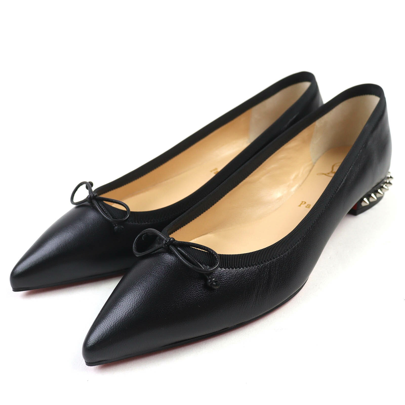 未使用品△Christian Louboutin クリスチャンルブタン HALL FLAT NAPPA レザー ポインテッドトゥ スパイクスタッズ フラットシューズ パンプス ブラック シルバー金具 37.5 保存袋付き イタリア製 レディース【中古】のサムネイル