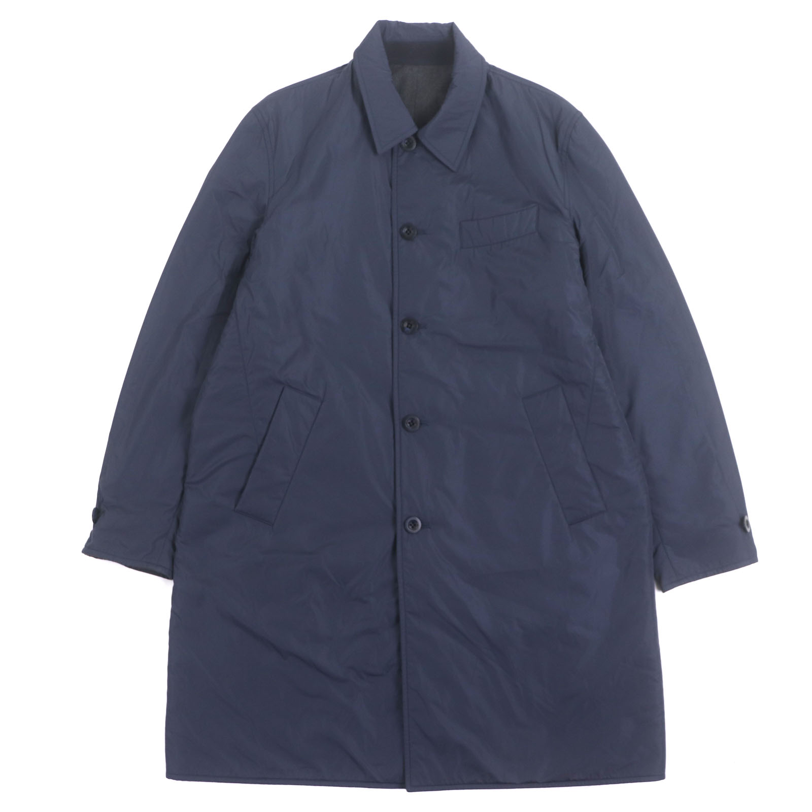 ブランド(brand) Dunhill / ダンヒル サイズ(size) 【表記】XLS(XLサイズ相当)【実寸】身幅：約63cm　着丈：約100cm　肩幅：約51cm　袖丈：約67.5cm 【日本サイズに関しましては各ブランド公式サイトをご参照下さい】 ランク(rank) A ランク基準 S未使用品(弊社の検品基準による) SA極美品…数回使用した程度の未使用品に近い、非常に状態の良い綺麗なUSED品 A美品…使用回数が少なく、全体的に状態の良い綺麗なUSED品 AB良品・比較的良品…多少の使用感はありますが、それ以外に問題のない状態のUSED品 Bスレや汚れ等の使用感はありますが、まだまだ使用可能なUSED品 BCランクBよりも使用感の目立つUSED品 C難あり・ジャンク品…使用に支障のきたすUSED品 状態(condition)※袖口に若干のスレがございます。 カラー(color)グレー ネイビー 素材(material) 表地：ナイロン100%一部：ウール100%中綿：ポリエステル100%裏地：コットン100%一部：ポリエステル79%　　：ポリウレタン21% コメント (comment) 気に入って頂けた方は是非この機会に。 ※51031-721 商品番号 (number) ★00045802 商品に関するお問い合わせの際はこちらの商品番号が必要となります。 注意(attention) ・商品情報に掲載されております採寸、サイズ、色、素材などは当社独自の判断基準となっておりますので、場合によって多少の誤差、違い等がある場合がありますので、予めご了承ください。 ・当方の販売商品に関して画像に付属しております物（シューキーパー・ハンガー等）につきましては、商品のコンディション欄に記載がない場合は付属致しません。 商品をご試着希望のお客様へ 当店で販売している商品は全て倉庫で管理しておりますので、店頭には陳列しておりません。 商品をご試着希望のお客様は予め当店にお電話、若しくはメールにて商品名と商品番号をお伝え下さい。 ご連絡を頂いていないお客様に関しましては、お断りさせて頂く場合がございますので、予めご理解とご了承の程、宜しくお願い致します。