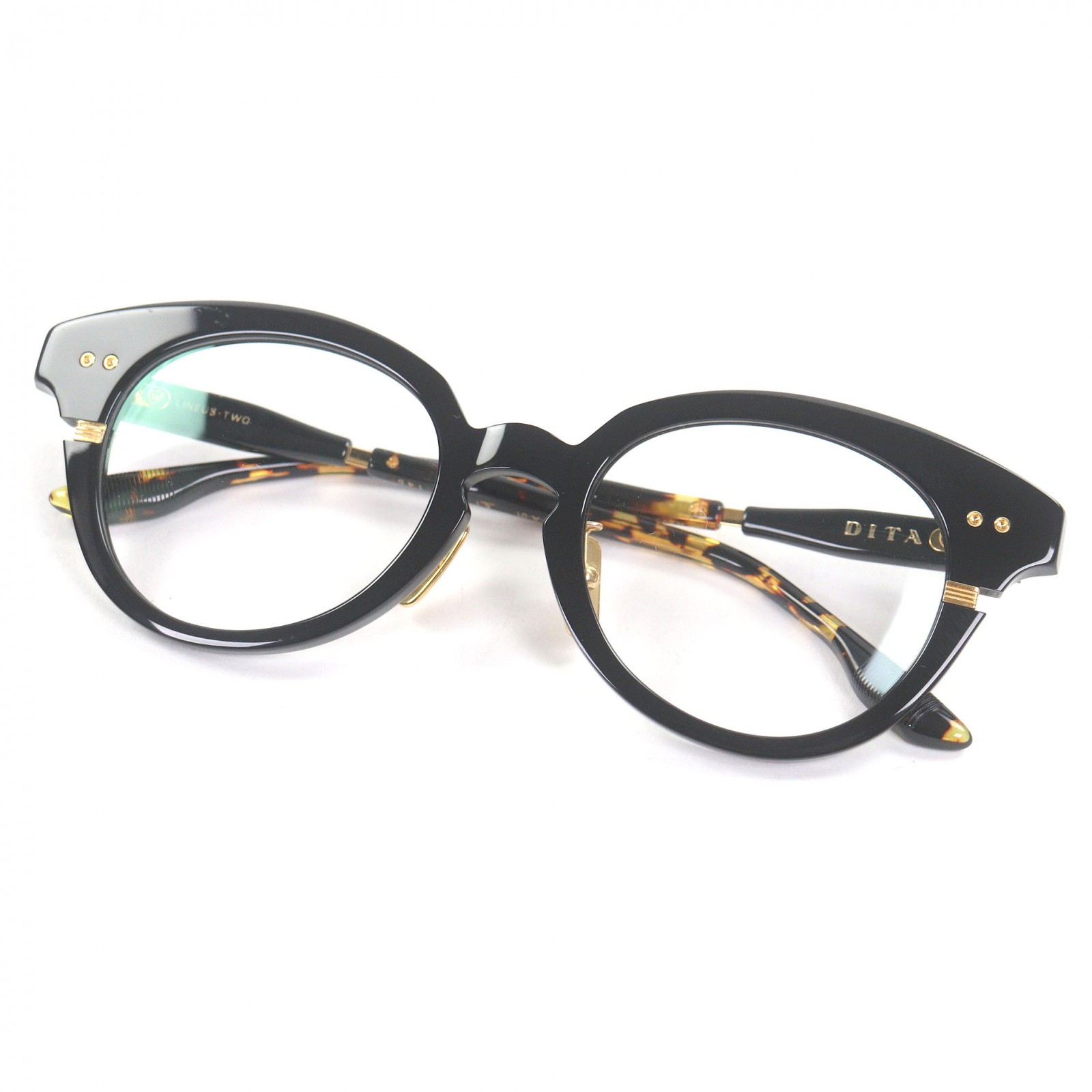 ブランド(brand) DITA / ディータ サイズ(size) 【表記】51□21-145【実寸】幅：約15cm 　テンプル：約14cm　レンズ縦：約4.4cm　レンズ横：約5cm ランク(rank) A ランク基準 S未使用品(弊社の検品基準による) SA極美品…数回使用した程度の未使用品に近い、非常に状態の良い綺麗なUSED品 A美品…使用回数が少なく、全体的に状態の良い綺麗なUSED品 AB良品・比較的良品…多少の使用感はありますが、それ以外に問題のない状態のUSED品 Bスレや汚れ等の使用感はありますが、まだまだ使用可能なUSED品 BCランクBよりも使用感の目立つUSED品 C難あり・ジャンク品…使用に支障のきたすUSED品 状態(condition)※フレームなどに若干の小キズ・スレがございます。（写真参照）※デモレンズ※付属品無し カラー(color)ブラッククリアブラウン 素材(material) 本体：ー コメント (comment) 気に入って頂けた方は是非この機会に。 ※60310-132 商品番号 (number) ★00054431 商品に関するお問い合わせの際はこちらの商品番号が必要となります。 注意(attention) ・商品情報に掲載されております採寸、サイズ、色、素材などは当社独自の判断基準となっておりますので、場合によって多少の誤差、違い等がある場合がありますので、予めご了承ください。 ・当方の販売商品に関して画像に付属しております物（シューキーパー・ハンガー等）につきましては、商品のコンディション欄に記載がない場合は付属致しません。 商品をご試着希望のお客様へ 当店で販売している商品は全て倉庫で管理しておりますので、店頭には陳列しておりません。 商品をご試着希望のお客様は予め当店にお電話、若しくはメールにて商品名と商品番号をお伝え下さい。 ご連絡を頂いていないお客様に関しましては、お断りさせて頂く場合がございますので、予めご理解とご了承の程、宜しくお願い致します。
