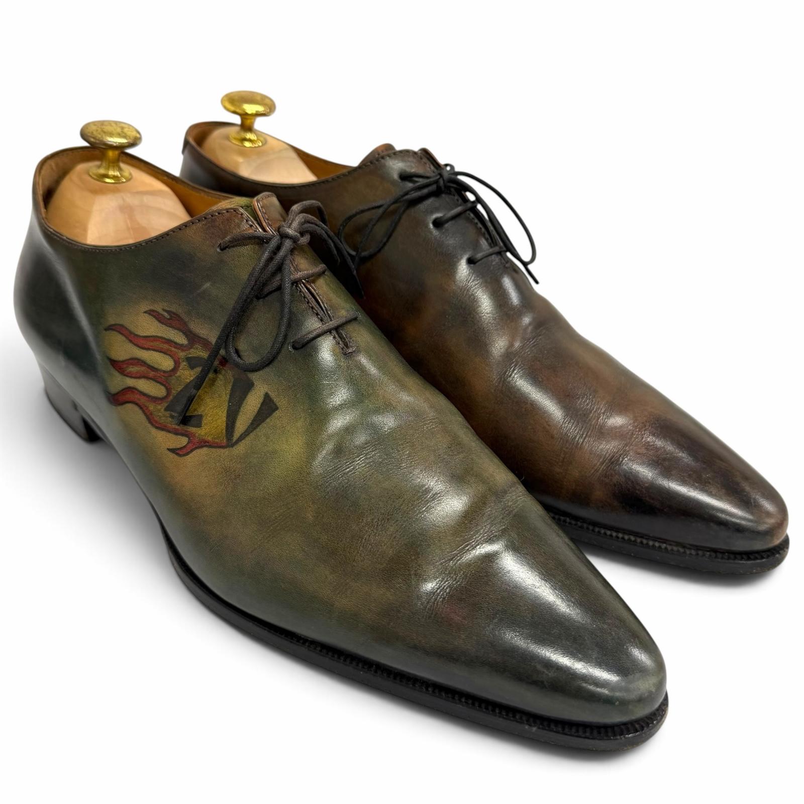 ブランド(brand) BERLUTI / ベルルッティ サイズ(size) 【表記】8【実寸】アウトソール：約29cm　ワイズ幅：約9.7cm 【日本サイズに関しましては各ブランド公式サイトをご参照下さい】 ランク(rank) AB ランク基準 S未使用品(弊社の検品基準による) SA極美品…数回使用した程度の未使用品に近い、非常に状態の良い綺麗なUSED品 A美品…使用回数が少なく、全体的に状態の良い綺麗なUSED品 AB良品・比較的良品…多少の使用感はありますが、それ以外に問題のない状態のUSED品 Bスレや汚れ等の使用感はありますが、まだまだ使用可能なUSED品 BCランクBよりも使用感の目立つUSED品 C難あり・ジャンク品…使用に支障のきたすUSED品 状態(condition)※アッパーなどにスレ・履き皺がございます。※アウトソールにすり減りがございます。 カラー(color)ブラウングリーン 素材(material) 本体：パティーヌレザー コメント (comment) 気に入って頂けた方は是非この機会に。 ※60902-054 商品番号 (number) ★00068540 商品に関するお問い合わせの際はこちらの商品番号が必要となります。 注意(attention) ・商品情報に掲載されております採寸、サイズ、色、素材などは当社独自の判断基準となっておりますので、場合によって多少の誤差、違い等がある場合がありますので、予めご了承ください。 ・当方の販売商品に関して画像に付属しております物（シューキーパー・ハンガー等）につきましては、商品のコンディション欄に記載がない場合は付属致しません。 商品をご試着希望のお客様へ 当店で販売している商品は全て倉庫で管理しておりますので、店頭には陳列しておりません。 商品をご試着希望のお客様は予め当店にお電話、若しくはメールにて商品名と商品番号をお伝え下さい。 ご連絡を頂いていないお客様に関しましては、お断りさせて頂く場合がございますので、予めご理解とご了承の程、宜しくお願い致します。
