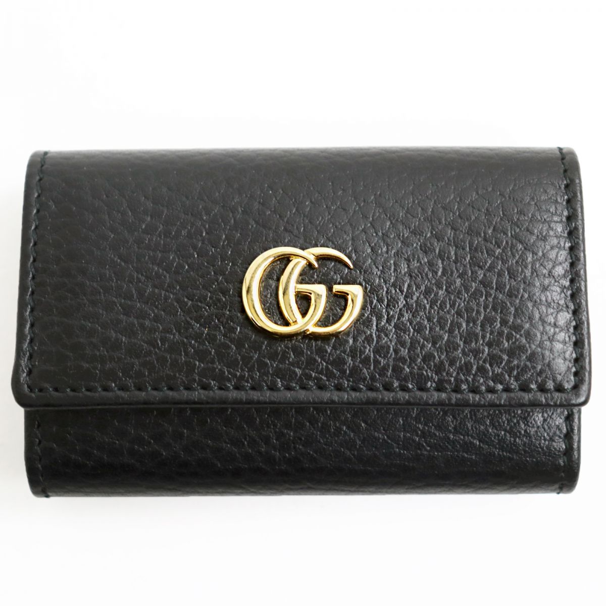 ブランド(Brand) GUCCI サイズ(Size) 【実寸】タテ：約6cm　ヨコ：約9.5cm 【仕様】ミニポケット1 仕様(Spec) - ランク(Rank) S ランク基準S 未使用品(弊社の検品基準による)SA極美品…数回使用した程度の未使用品に近い、非常に状態の良い綺麗なUSED品A美品…使用回数が少なく、全体的に状態の良い綺麗なUSED品AB良品・比較的良品…多少の使用感はありますが、それ以外に問題のない状態のUSED品 Bスレや汚れ等の使用感はありますが、まだまだ使用可能なUSED品 BCランクBよりも使用感の目立つUSED品 C 難あり・ジャンク品…使用に支障のきたすUSED品状態(Condition) ★箱・保存袋付き カラー(Color) ブラック 素材(Material) レザー コメント(comment) 気に入って頂けた方は是非この機会に。 ※q10-st31106 注意(attention) ・商品情報に掲載されております採寸、サイズ、色、素材などは当社独自の判断基準となっておりますので、場合によって多少の誤差、違い等がある場合がありますので、予めご了承ください。 ・当方の販売商品に関して画像に付属しております物（シューキーパー・ハンガー等）につきましては、商品のコンディション欄に記載がない場合は付属致しません。商品をご試着希望のお客様へ当店で販売している商品は全て倉庫で管理しておりますので、店頭には陳列しておりません。商品をご試着希望のお客様は予め当店にお電話、若しくはメールにて商品名と商品番号をお伝え下さい。ご連絡を頂いていないお客様に関しましては、お断りさせて頂く場合がございますので、予めご理解とご了承の程、宜しくお願い致します。