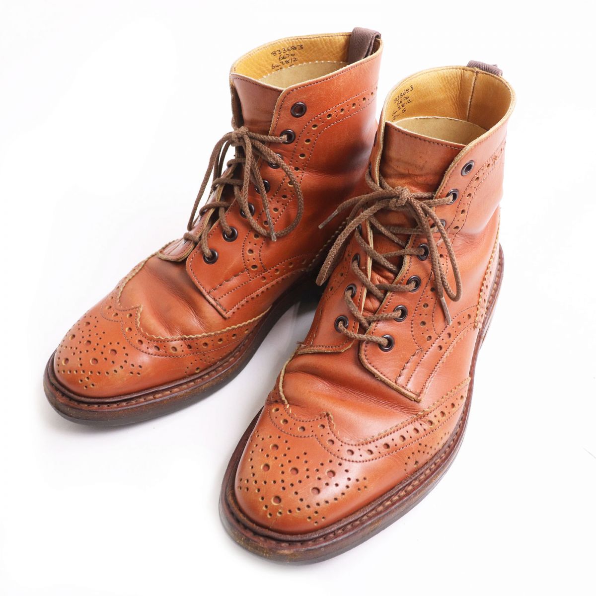 ブランド(Brand) Tricker's サイズ(Size) 【表記】7 1/2 【実寸】アウトソール（全長）：約30cm　ワイズ：約11cm　全高：約17cm 【日本サイズに関しましては各ブランド公式サイトをご参照下さい】 仕様(Spec) - ランク(Rank) AB ランク基準S 未使用品(弊社の検品基準による)SA極美品…数回使用した程度の未使用品に近い、非常に状態の良い綺麗なUSED品A美品…使用回数が少なく、全体的に状態の良い綺麗なUSED品AB良品・比較的良品…多少の使用感はありますが、それ以外に問題のない状態のUSED品 Bスレや汚れ等の使用感はありますが、まだまだ使用可能なUSED品 BCランクBよりも使用感の目立つUSED品 C 難あり・ジャンク品…使用に支障のきたすUSED品状態(Condition) ※アッパー部分に履きシワ、シミ、スレがございます。（写真参照） ※かかと部分に型崩れ、すり減りがございます。 カラー(Color) ブラウン 素材(Material) レザー コメント(comment) 気に入って頂けた方は是非この機会に。 注意(attention) ・商品情報に掲載されております採寸、サイズ、色、素材などは当社独自の判断基準となっておりますので、場合によって多少の誤差、違い等がある場合がありますので、予めご了承ください。 ・当方の販売商品に関して画像に付属しております物（シューキーパー・ハンガー等）につきましては、商品のコンディション欄に記載がない場合は付属致しません。商品をご試着希望のお客様へ当店で販売している商品は全て倉庫で管理しておりますので、店頭には陳列しておりません。商品をご試着希望のお客様は予め当店にお電話、若しくはメールにて商品名と商品番号をお伝え下さい。ご連絡を頂いていないお客様に関しましては、お断りさせて頂く場合がございますので、予めご理解とご了承の程、宜しくお願い致します。