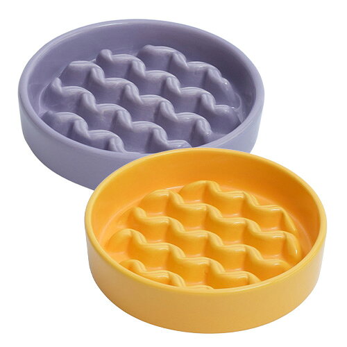 【在庫と発送に関するご案内】 こちらの商品は限定品のため在庫がなくなり次第販売終了となります。また、ご注文が重なった場合、商品をご用意できないことがございます。その際はご連絡いたします。あらかじめご了承ください。&nbsp;※詳細は各アイコンをクリックしてください素材セラミック原産国中国サイズ詳細■Sサイズ 直径：約15.8cm×高さ：約3.6cm 重さ：約748g 容量： 280g ■Mサイズ 直径：約19.8cm×高さ： 約4.6cm 重さ：約1,057g 容量： 560g備考・食洗器、電子レンジの使用は可能です。 ・陶器（セラミック）製のため、落としたり強い衝撃を与えると破損する恐れがあります。ヒビや欠けが生じた場合は、怪我をする危険があるため使用を中止してください。 ・ボウル底面には滑り止めのシリコンベースが付いています。お手入れの際は、強くこすりすぎたり無理に引っ張ったりして剥がれないようご注意ください。 【キャンセルについてご注意】 本商品はご注文タイミングやご注文内容によっては、購入履歴からのご注文キャンセル、 修正を受け付けることができない場合がございます。 (「発送予定日のお知らせメール」をお送りする前であれば、メール・お電話・マイページにてご注文をキャンセルいただけます。）その他のサイズ：S【数量限定】マカロニ型でおいしく楽しくスローフード習慣を。パートナー（愛犬）の胃腸への負担を和らげる、くるんとしたマカロニのようなユニークな仕切りが特徴のフードボウルです。食品グレードの高品質セラミックを採用しており、傷や雑菌・ニオイの付着を防いでいつでも清潔を保ちやすく、適度な重みと底面のすべり止めにより食事中も食器がずれにくい設計。NYC発！ライフスタイルブランド【PEHOM（ペホム）】 PEHOM（ペホム）は2018 年にニューヨークで設立された ペット向けファッション＆ライフスタイルブランドです。現在ニューヨーク 、台北、中国に拠点を構え、世界16か国に輸出されている人気ブランド。PEHOM（ペホム）が目指すのは、オーナー様とパートナーの日々の生活に溶け込むスタイル。大切なパートナーとの毎日を「より豊かに・楽しくする」をコンセプトに、ニューヨークのモダンで洗練されたファッション感覚を取り入れ、シンプルながらセンスのあるデザインを提案しています。 ゆっくり食べる習慣を自然にサポート 勢いよくごはんを丸呑みしてしまうパートナーは、食後の吐き戻しや胃腸への負担、空気の吸い込みによる胃捻転といったトラブルが心配になりがちです。PEHOM（ペホム）スローフィーダー マカロニは、マカロニモチーフのなだらかな突起がフードをほどよく分散。一口の量を抑えて自然と食べるペースをゆるめ、消化不良を防ぎます。さらに、時間をかけてゆっくり味わうことで満腹感が得られやすくなり、食べすぎを防ぐ体重管理や肥満対策としてもおすすめです。 清潔でお手入れしやすい、高品質セラミック 直接お口をつける器だからこそ、安全な食品グレードの陶器（セラミック）を使用しました。プラスチック製に比べて傷がつきにくいため雑菌の繁殖やニオイ移りを抑えられ、食洗機にも対応しているので毎日の丸洗いも手軽で衛生的です。 食事中のストレスを減らす、安定感 陶器ならではのしっかりとした重みに加え、底面にはすべり止め加工を施しているため、夢中で食べている最中も器が逃げにくく快適に食事が楽しめます。 PEHOM（ペホム）のラインナップ ●愛らしい色合いがかわいいフードボウル：スフレペットボウル ●個性あふれるグラデーションカラーのフードボウル：パフペットボウル ●早食いを防止する波型のフードボウル：スローフィーダー　ウェーブライン ●ギザギザラインが特徴の早食い防止フードボウル：スローフィーダー　マカロニ ●折りたためて持ち運びも簡単なレインコート：カプセルレインコート ●マジックテープ留めの着せやすいレインコート：トライベッカ レインコート ●厚手で丈夫、手にやさしくフィットするリード：パテッドアクティブペットリード ●ごはんの時間をラクに楽しむスヌード：ビストロスヌード ●スヌードとお揃いデザインのお食事マット：ビストロマット #202610