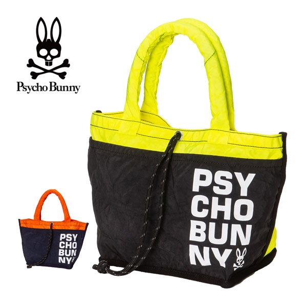 メーカー希望小売価格はメーカーカタログに基づいて掲載しています。Psycho Bunny サイコ バニー うさぎ ドクロ おすすめ オススメ ゴルフ ゴルフ用品 ゴルフバッグ 鞄 カバン バッグ バック ラウンドバッグ ラウンドトート ミニバッグ RairBag Project コラボ コラボレーション リエアバック リサイクル エアバック オレンジ イエロー SB23SSACSサイコバニー ラウンドバック RAIRBAG PROJECT PBMG3SBD PsychoBunny x RairBag Projectコラボ。RairBag （リエアバック）とはリサイクルとエアバックを合わせた造語。 エアバックのリサイクルを行うプロジェクト。 全ての生地を廃棄エアバックを使用したラウンドトート。 廃棄エアバックならではの傷や折り目、縫い目がランダムに入ります。 Made in JAPAN. 素材 ポリエステル サイズ W/20×D/14×H/20cm Psycho Bunny はROBERT GODLEY（ロバート・ゴットレー氏）が2006 年に立ち上げたブランド。 当初は＜ロバート・ゴドレー＞のブランド名でネクタイを送り出していたが、アメリカン・トラッドを独自の感性でアレンジした「サイコバニー」シリーズがニューヨークを中心に大きな反響を呼び、正式にブランドへと昇格。 その後、アパレルラインもスタート。 トラッドやプレッピーなベーシックなテイストにウサギ＆ドクロをモチーフにしたシニカルなロゴを絶妙にマッチさせたニューヨークスタイルのデザインが、「サイコバニー」の認知度と人気を定着させた。 ロバート・ゴットレー氏は英国ケント州ウィスダブルに生まれ、ロンドン育ち。英国有数の生地メーカであるデビット・エバンス社や多くの有名ブランドを抱えるイタリアのマンテロ社でキャリアーを積んだ後、ターンブル＆アッサー社のネクタイデザイナーを経て、ポロ・ラルフローレンのネクタイデザイン責任者を務めた。 この経験とニューヨークでの成功が洗練されたサイコバニーのブランド・オリジナリティを表現している。