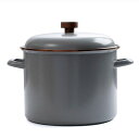 ■主な仕様 【Barebones Living ベアボーンズリビング Enamel Stock Pot エナメルストックポット グレー ポット 料理 鍋 両手鍋 アウトドア キャンプ おうちキャンプ】 ■サイズ：約H25.4cm×W33cm×D26.4cm ■重量：約998g ■容量：約7750ml ■素材：材質：スチール（トリプルコートホウロウ） リム材質：ステンレス ※注意事項 サイズは参考値になります、計測方法等によって表記と異なる場合がございます。 モニターの発色具合によって実際と色合いが異なる場合がございます。 ★特徴 パスタを茹でたり野菜を茹でたりチリやシチュー スープを作ったりキャンプキットにもキッチンでの調理にも使える洗練されたデザインのストックポットです。手仕上げの焼き付けステンレススチールのトリムで補強されています。 こちらの製品のお手入れは手洗いのみで食洗器はご使用しないでください。 またオーブン、電子レンジ、IH機器のご使用もできません。 ★ブランド ベアボーンズ社は、アウトドアでの生活の質を向上させるというシンプルな理念のもとに設立されました。私たちは、自由なインスピレーション、創造性、高い質のアウトドア体験の実現をサポートするデザインによって完成された実用的で創造性のある製品を開発していきます。★★★ Barebones Living ベアボーンズリビング★★★ ベアボーンズ社はアウトドアでの生活の質を向上させるというシンプルな理念のもとに設立されました。Elevate Life Outdoors をコンセプトに自由なインスピレーション 創造性 高い質のアウトドア体験の実現をサポートするデザインによって完成された実用的で創造性のあるブランドです。 ピクニック キャンプ アウトドア 運動会など様々な場面で使える商品があります。食品の保冷や持ち運びに便利な高級感のあるクーラーバック ガーデニング好きにおすすめのこだわりガーデニンググッズ キャンプや探検などで活躍の充電式LEDランタン ライトなどおしゃれなデザインだけでなく質にもこだわったベアボーンズの製品は自然や周囲の人との楽しい『つながり』を作り出すのに役立ちます！ →おすすめ ベアボーンズリビング ランタン ガーデニング はこちら ▼おすすめ ギフト▼ バレンタインデー ホワイトデー こどもの日 母の日 父の日 敬老の日 孫の日 運動会 学園祭 クリスマス 誕生日プレゼント 成人祝い 卒業祝い 結婚祝い 出産祝い 入学祝い 就職祝い 新築祝い 開店祝い 移転祝い 退職祝い ラッピング対応！ ▼ ベアボーンズリビング フォレスト ランタン led ビーコンライト 保冷バッグ テーブル チェア タオル コップ ソフトクーラー ライト ▼ ▼ おすすめ 人気商品 ▼