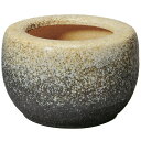 火鉢（インテリア） サイズ：全高27cm×幅39cm 材質：陶器製 ・国産品・日本製・MADE IN JAPAN（メイド・イン・ジャパン） ・火を入れてご使用になられる場合は、一番底に乾燥した砂か土を適量入れ、その上に灰をのせてご使用ください。 ・陶器に直接火が触れると割れることがありますので、おこした炭はなるべく火鉢の中央に置くようにしてください。 ・一酸化炭素がでますので、1時間に2〜3回（1回5分程度）窓を開けるか、換気扇を使うなどして必ず喚起を行ってください。 ・サイズは多少前後する場合がございます。 ・画面上の色はブラウザや設定により、実物は異なる場合があります。商品について 空間を優しく温めてくれる信楽焼の火鉢です。火を入れてご使用になられる場合は、一番底に乾燥した砂か土を適量入れ、その上に灰をのせてご使用ください。陶器に直接火が触れると割れることがありますので、おこした炭はなるべく火鉢の中央に置くようにしてください。一酸化炭素がでますので、1時間に2〜3回（1回5分程度）窓を開けるか、換気扇を使うなどして必ず喚起を行ってください。 信楽焼とは 焼き上がりの明るい特色の土が特徴。 始まりは平安末期頃といわれ、滋賀県甲賀市信楽町を産地とした日本六古窯（備前焼き、丹波焼き、越前焼き、瀬戸焼き、常滑焼き、信楽焼き）の一つです。 室町時代の末から茶道具としての信楽焼が珍重され、桃山時代になると信楽の土を使い京都でも焼かれました。 1200年の歴史を受け継ぎ、現在は器や鉢をはじめ庭園用のやテーブルや椅子等の大型のものと幅広い産品を作っています。