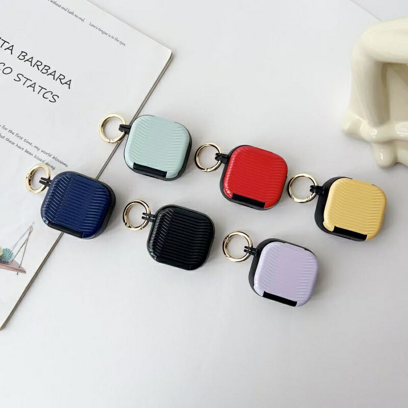 対応サイズ/機種 AirPods 5 AirPods 4 素材： 素材:TPU+PC 特徴 【仕様】 ●TPUとPCの2重プロテクト構造により高い保護性能を確保しました。 ●カラビナが付属しています。自宅でも旅行中でも持ち運びが便利です。 ●ケースの底には充電用穴が開いているので装着したまま充電か可能です。 ●ミラー付きなので、いつでもどこでもメイク直しや身だしなみを整えることができます。 ▼仕入れる生産ロットにより、色合いや模様の出方が若干変わる場合がございます。予めご了承ください。 セット内容 ケースbr> 備考 【ご注意ください】 ※画像は一例となります。 購入前に必ずお手持ちの機種をご確認ください。 ※お客様がご覧頂いているディスプレイの環境によって、画像の色が実物と異なる場合がございますので予めご了承下さい。 ※色についての返品や交換はお受けできませんので予めご了承ください。 ※当商品は仕入時運送につき箱等に傷や潰れが発生している場合がありますので予めご了承下さい。 ※メーカー都合や入荷時期により、商品画像と発送商品が若干異なる場合がございます。 ※ご使用には問題ございませんので、予めご了承ください。 ※取付は自己責任でお願いします。 ※本製品は傷や汚れを完全に防ぐものではありません。 ※長時間接触していたり、強い力で擦れると色移りする場合がございます。 ※本製品を使用しての機器本体の紛失、故障、損失、傷、色移りに関しては当社では一切の責任を負いかねます。 ※万が一在庫切れや入荷待ちとなる場合は別途メールにてご連絡いたします。