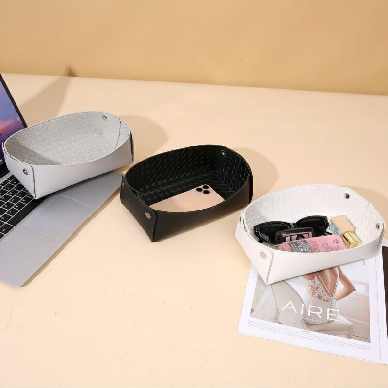 対応サイズ 21.5*12*7cm 素材 PVC/PUレザー 特徴 【仕様】 ●四つ角のボタンを留めるとトレイに変身。玄関先に、リビングに、洗面化粧台に車内に。 ●日常的に使う、その分無くしやすい小物類に収納できる。 ●時計やアクセサリーの定位置にするのももちろん、玄関先で散らばる家族分のキーをすっきりと収納するのにも便利。 ▼仕入れる生産ロットにより、色合いや模様の出方が若干変わる場合がございます。予めご了承ください。 セット内容 スマホケース 備考 【ご注意ください】 ※画像はサンプルです。1点1点手作りのため、製作過程での傷汚れや画像との細かな違いなどがある場合がございますがご了承ください。 ※ご使用されているパソコンのモニターや、携帯電話のメーカー・機種・画面設定等により、実際の商品の色と異なって見える場合がございます。色についての返品や交換はお受けできませんので予めご了承ください。 ※ケースのみの販売となりスマートフォン本体などはついておりません。 ※本製品を使用しての機器本体の紛失、故障、損失、傷、色移りに関しては当社では一切の責任を負いかねます。 ※万が一在庫切れや入荷待ちとなる場合は別途メールにてご連絡いたします。