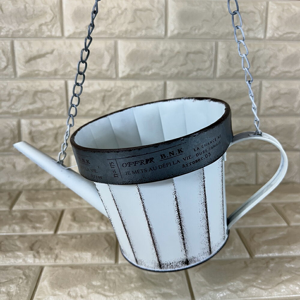 [商品入れ替えSALE][45%OFF]吊り下げジョーロ型 ブリキプランター ホワイト (内径16.2cm) オフリールジョーロハングW(UA254）/壁掛け/ジョウロ/チェーン/おしゃれ/穴あきプランター/ガーデニング/植木鉢/多肉植物/ギフト/プレゼント/アンティーク風/友膳/円形のサムネイル