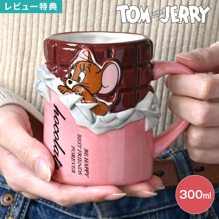 Details 【マグカップ】 思わず飾りたくなる可愛さ。 トムとジェリーの人気キャラ「ジェリー」が飛び出した立体デザインマグ。 遊び心たっぷりのデザインで、使うたびに気分が上がる特別な一杯に！ 容量は使いやすい300ml。コーヒーや紅茶、スープにもぴったりで毎日のリラックスタイムに最適。 ボックス付きだから、誕生日やちょっとしたギフトにもそのまま渡せるのが魅力。 デスクやキッチンに置くだけで映える存在感。 自分用にも、プレゼントにも選ばれる人気アイテムです。 キャラクター名 トムとジェリー / Tom and Jerry 品番 SAN4322 サイズ 約直径8×H9×W10cm 容量 約300ml 重量 約265g 素材 磁器 生産国 中国 ご注意 ※電子レンジ、食器洗浄機、直火、オーブンでのご使用はできません。 ※表記サイズより、多少の誤差があることがございます。 ※商品の画像はできる限り実物に近づけるよう配慮しておりますが、お使いのモニターやご覧になる環境によりましてはカラーの見え方に差が出る場合がございます。ご了承くださいませ。 関連キーワード トムとジェリー マグカップ ジェリー キャラクター マグ 300ml かわいい おしゃれ 陶器 コップ コーヒーカップ ティーカップ ギフト プレゼント 箱付き 女性 女の子 キッチン 雑貨 食器 インテリアマグ トムジェリ Tom and Jerry グッズ ピンク チョコレート 誕生日 新生活 SAN4322 ダイカットマグ 立体マグ キャラマグ 3Dマグ スープマグ 個性的 写真映え SNS映え 卓上 小物 可愛い お洒落 母の日 お母さん ママ 友達 恋人 彼女 引っ越し お祝い 贈り物 レディース 子供 大人 クリスマス プチギフト ミニギフト 10代 20代 30代 トム＆ジェリー思わず飾りたくなる可愛さ。 トムとジェリーの人気キャラ「ジェリー」が飛び出した立体デザインマグ。 遊び心たっぷりのデザインで、使うたびに気分が上がる特別な一杯に！ 容量は使いやすい300ml。コーヒーや紅茶、スープにもぴったりで毎日のリラックスタイムに最適。 自分用にも、プレゼントにも選ばれる人気アイテムです。 デスクやキッチンに置くだけで映える存在感。 ボックス付きだから、誕生日やちょっとしたギフトにもそのまま渡せるのが魅力。 ＼ こちらもおすすめ ／ ギフトラッピング対応商品ラッピングについての詳細はコチラ ▲詳細は画像をクリックしてご確認ください→