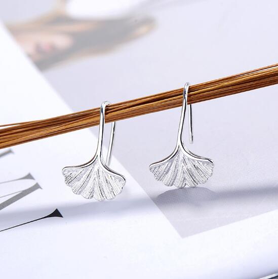 ピアス アクセサリー 銀杏 葉 個性 デザイン 銀色 学生 韓国 ファッション 雑貨 かわいい おしゃれ 北欧 送料無料 [K] (T)