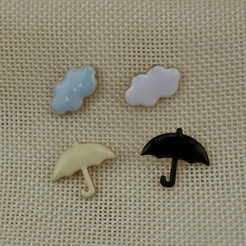 かわいい傘と曇デザインのブローチ (T)