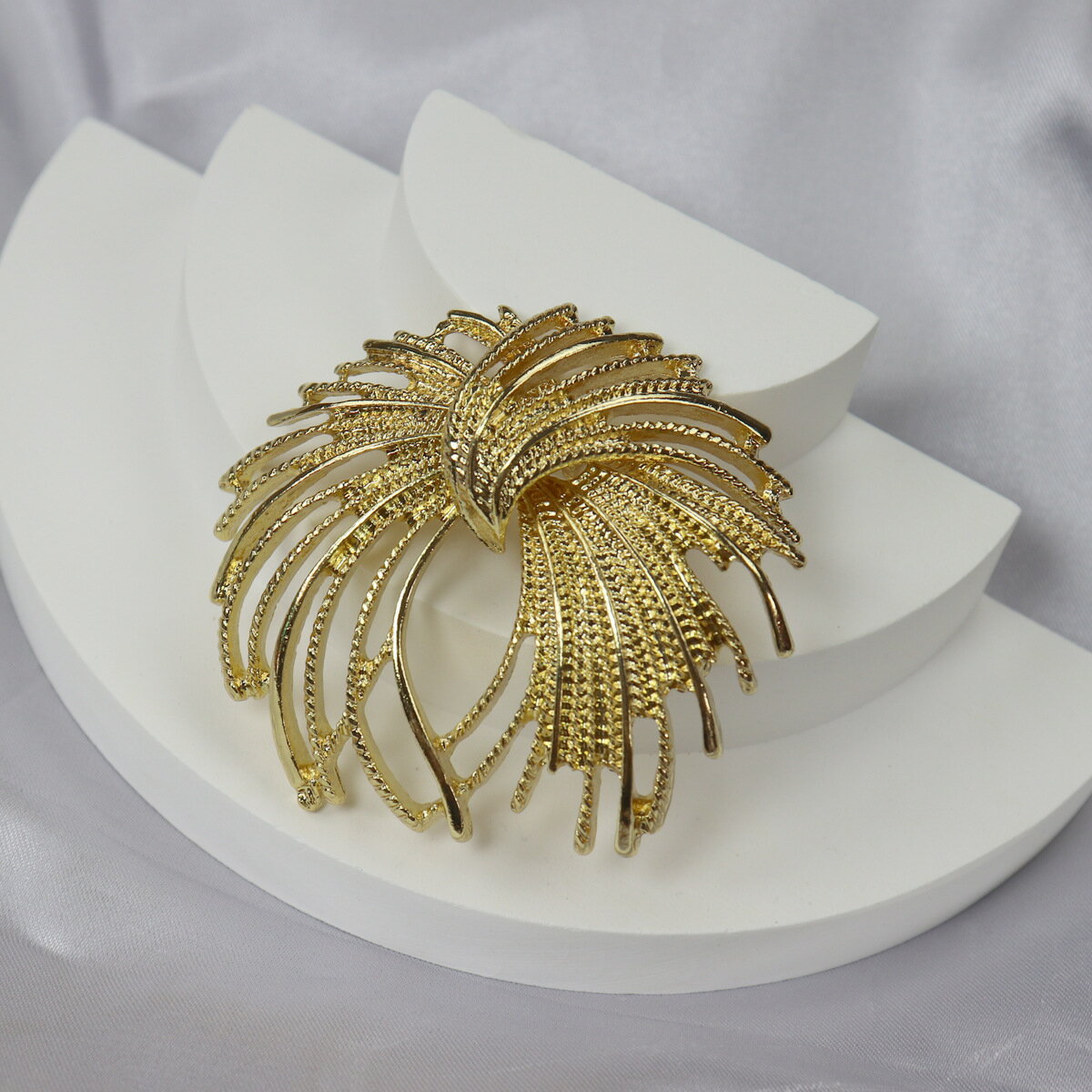 Rakuten - ビンテージデザインメタルブローチ (T)