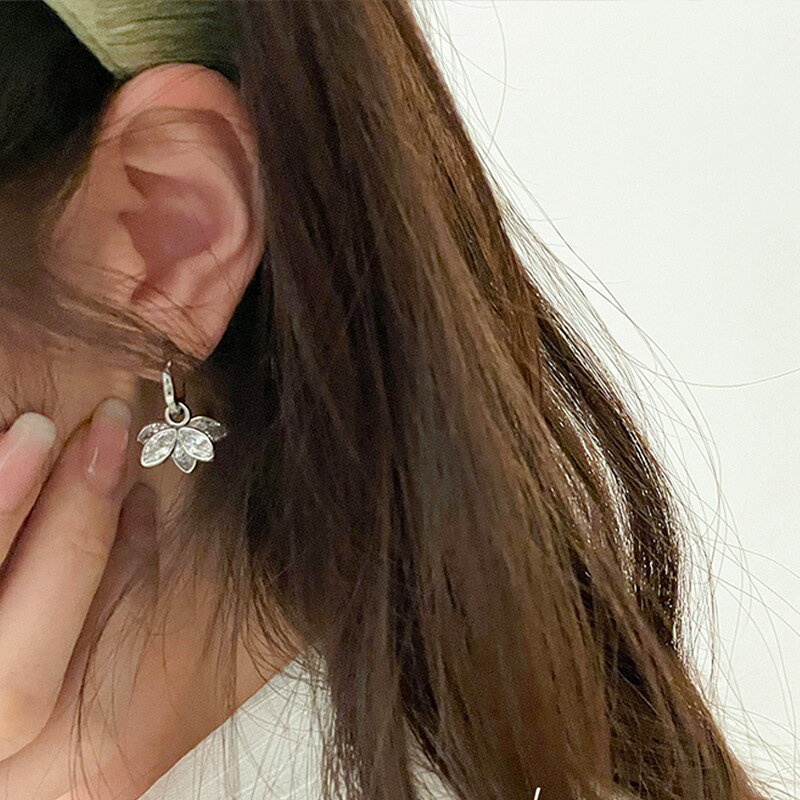 Rakuten - 花デザインストーンピアス (T)