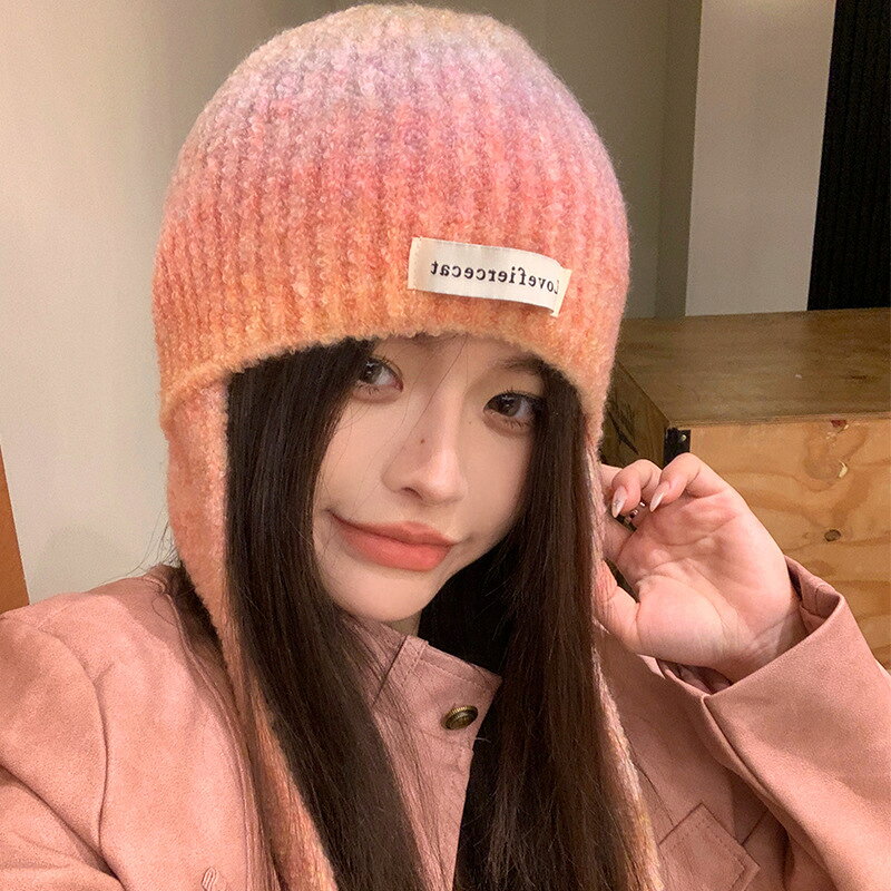 このリボン付きニットキャップは、韓国ファッションのトレンドを取り入れたグラデーションデザインが特徴です。柔らかい素材で、暖かさとスタイルを両立させています。カジュアルなコーディネートにぴったりのアイテムです。