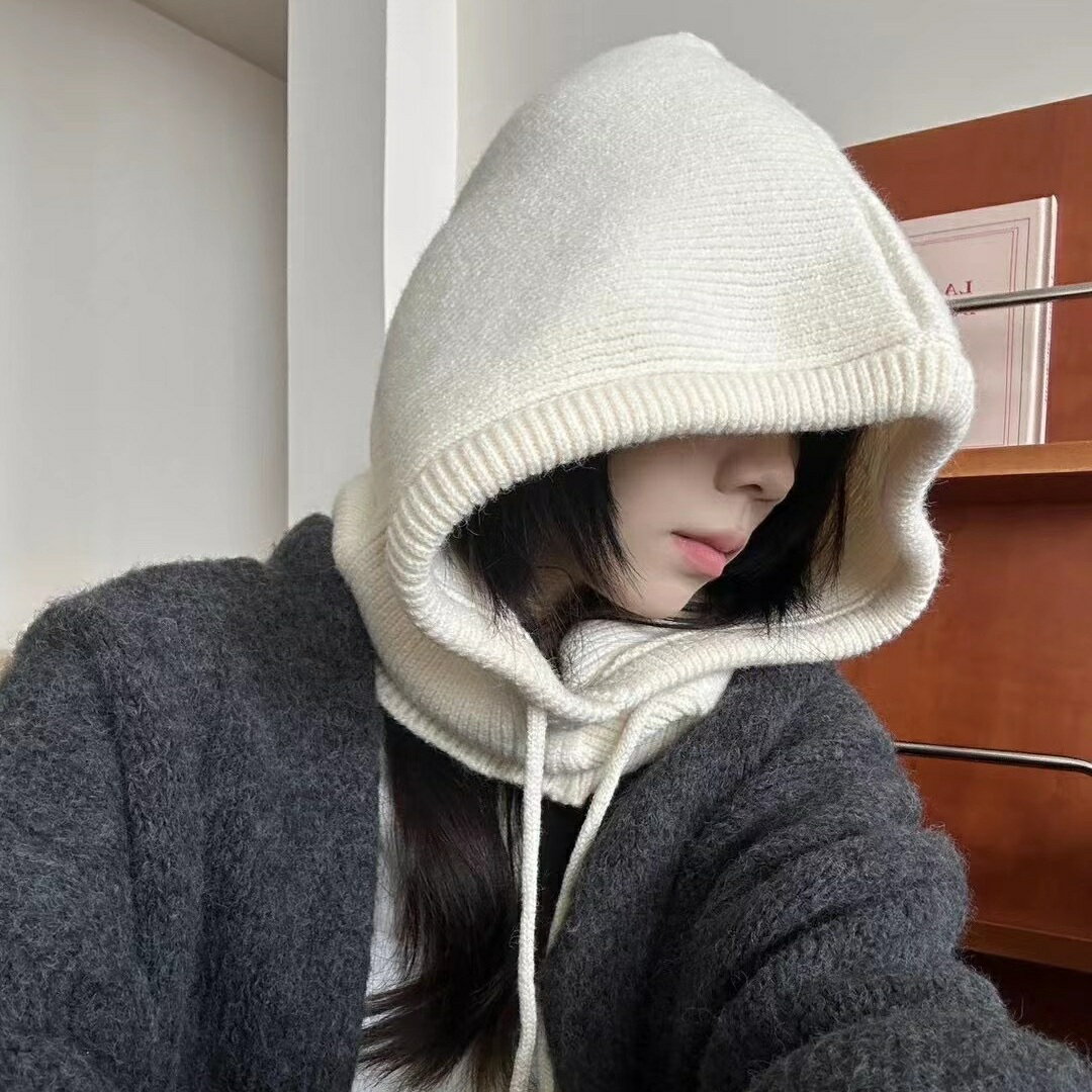 秋冬にぴったりのレディースニットキャップ、バラクラバフードウォーマーです。韓国ファッションを取り入れたデザインで、全8色からお選びいただけます。暖かさとスタイルを両立させたアイテムで、寒い季節のおしゃれに最適です。