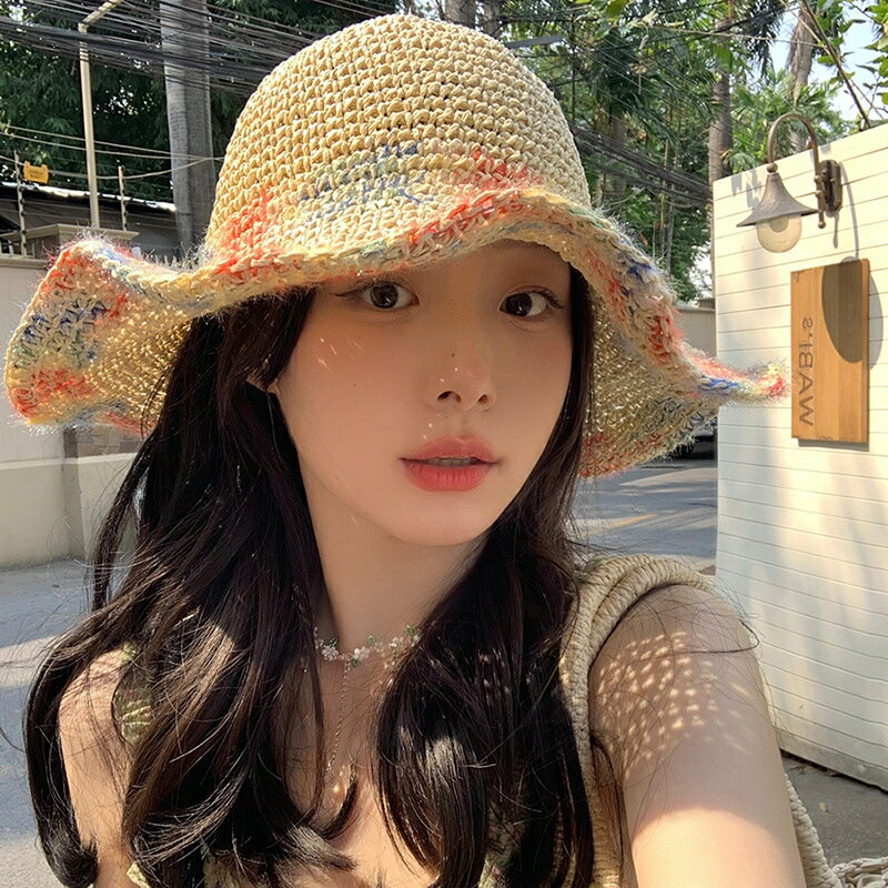 春夏にぴったりの麦わら帽子です。紫外線対策もバッチリで、韓国ファッションを取り入れたスタイリッシュなデザイン。お出かけやビーチに最適なアイテムです。