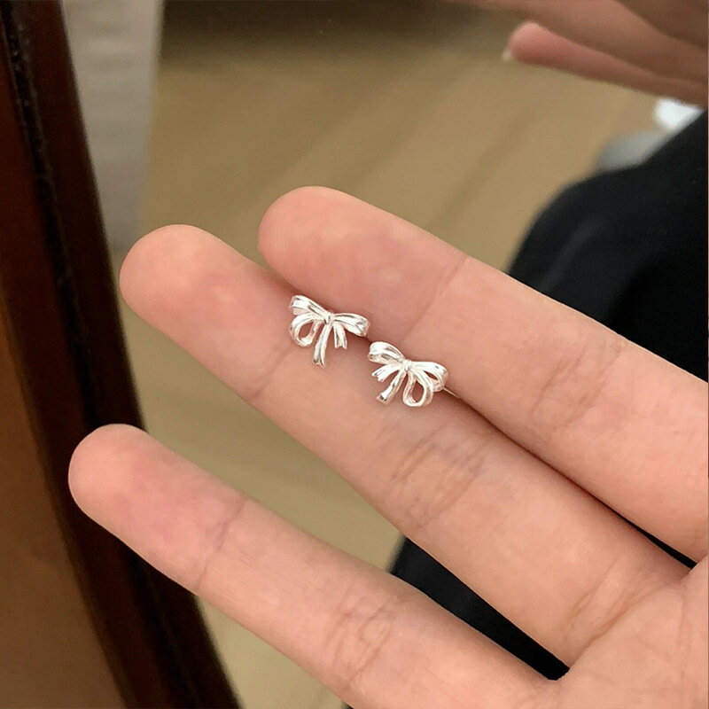 Mandarin - リボンデザイン　金属風ピアス (T)