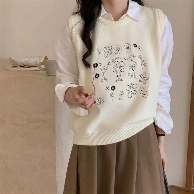 秋冬にぴったりのニットトップスベスト。韓国ファッションのデザインで、花の刺繍が施されています。シンプルながらもおしゃれな印象を与える一着です。カジュアルなコーディネートに最適で、様々なスタイルに合わせやすいアイテムです。