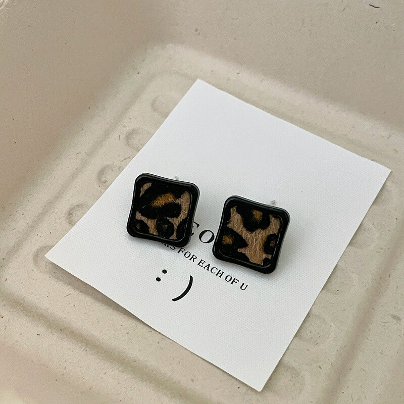ヒョウ柄デザインピアス (T)