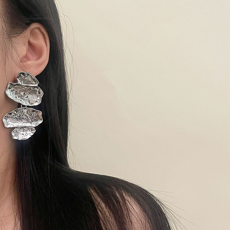 金属風デザインピアス (T)