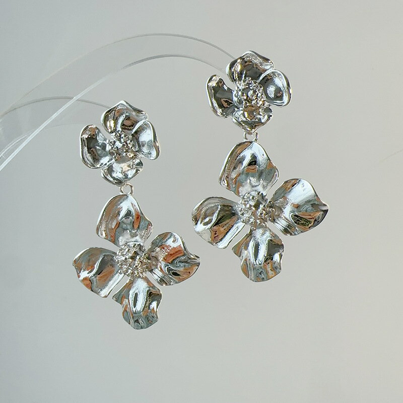 デザイン花ピアス (T)