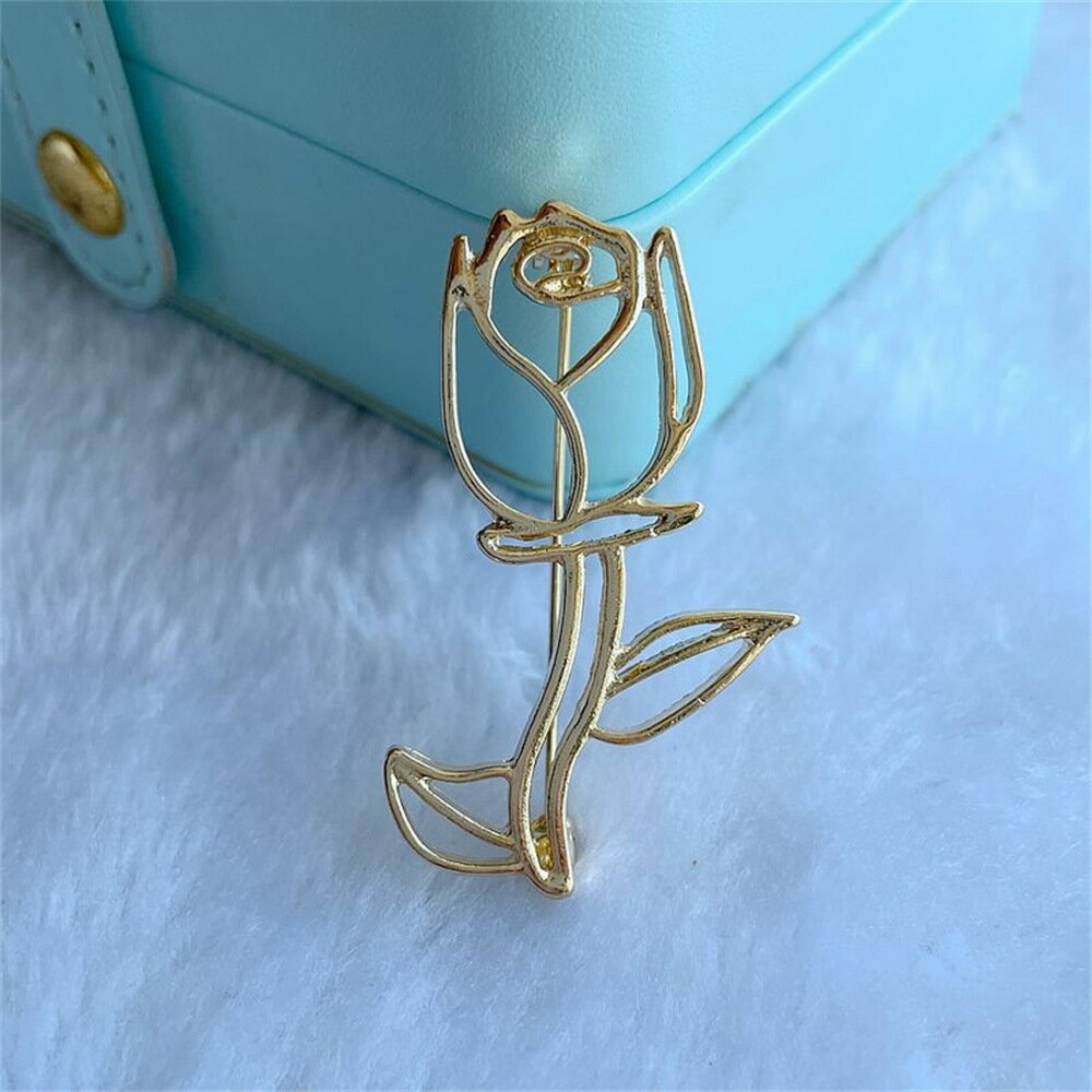 ビンテージデザインの花ブローチ (T)