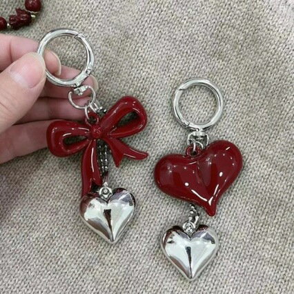 可愛らしいリボンとハートのデザインが特徴のバッグチャームです。韓国ファッションのトレンドを取り入れたアイテムで、あなたのバッグを一層華やかに演出します。おしゃれなアクセントとして、普段使いにもぴったりです。