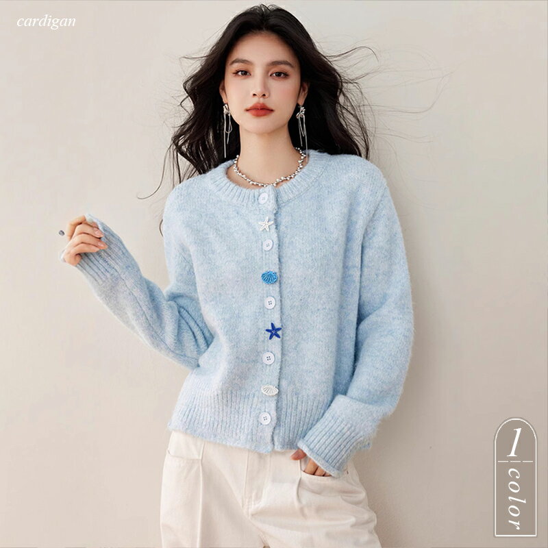 このかわいいニットカーディガンは、韓国ファッションのトレンドを取り入れたデザインです。秋冬にぴったりの暖かさと、ライトブルーの色合いが魅力的。ボタンのデザインもポイントで、カジュアルなスタイルにぴったりです。どんなコーディネートにも合わせやすく、デイリーユースに最適です。