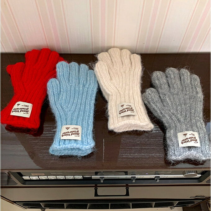 秋冬にぴったりのデザイン手袋。韓国ファッションを取り入れたニット素材で、温かさとスタイルを両立。カラーバリエーションも豊富で、あなたのコーディネートに合わせて選べます。おしゃれで実用的なアイテムをぜひお楽しみください。
