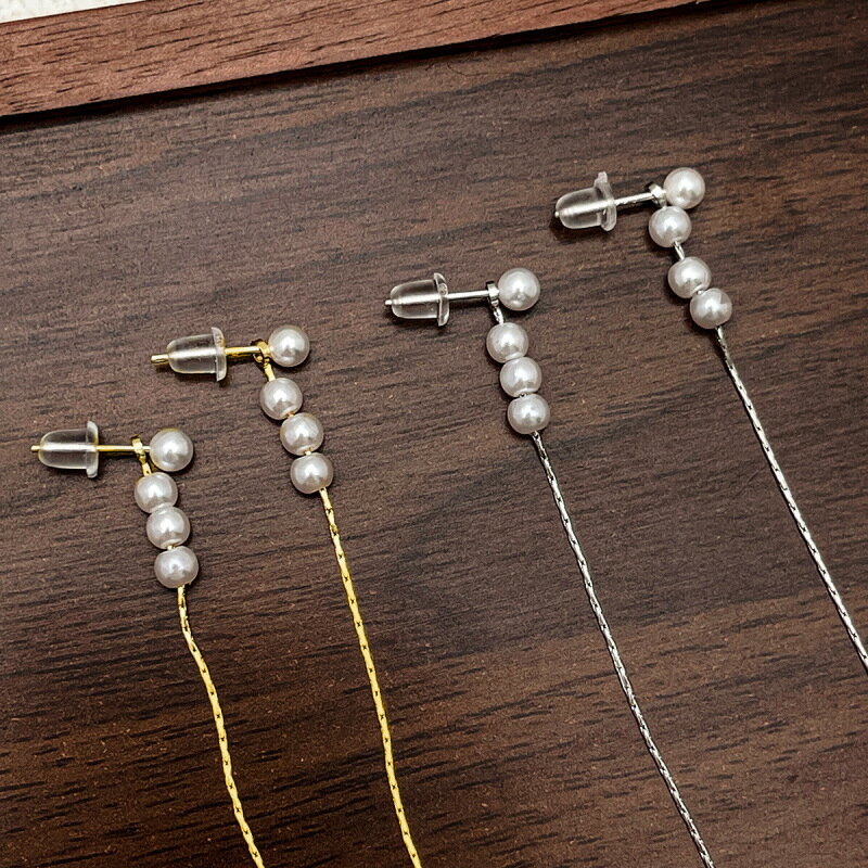 このピアスは、韓国ファッションのトレンドを取り入れたデザインで、金属風の仕上げが特徴です。シルバーとゴールドの2色展開で、どんなスタイルにも合わせやすく、日常使いから特別な日まで幅広く活躍します。おしゃれなアクセントとして、あなたのコーディ...