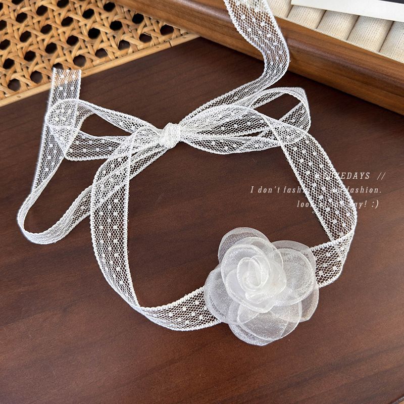 このチョーカーは、韓国ファッションのトレンドを取り入れた魅力的なアクセサリーです。花のデザインが特徴で、どんなスタイルにもぴったり合います。特別な日やカジュアルな日常使いにも最適です。おしゃれを楽しむあなたにぴったりのアイテムです。