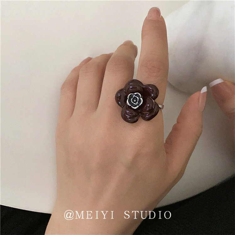 この指輪は、韓国ファッションを取り入れたスタイリッシュなデザインです。金属風の仕上げが特徴で、どんなコーディネートにもぴったり。特別な日や普段使いにも最適なアイテムです。