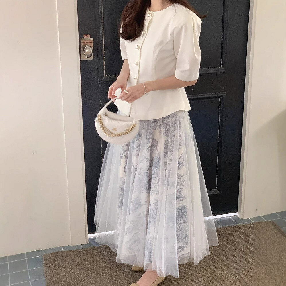 春夏にぴったりのロングスカート。チュール素材で軽やかさを演出し、韓国ファッションのトレンドを取り入れた一着です。シンプルなデザインながらも、スタイリング次第で様々なシーンに対応可能。おしゃれな女性におすすめのアイテムです。