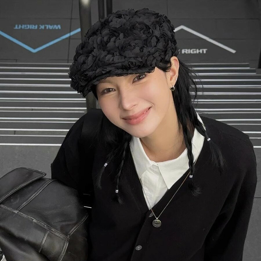 春夏にぴったりの韓国ファッションスタイルのベレー帽です。シンプルでありながら、華やかなデザインが特徴。どんなコーディネートにも合わせやすく、オシャレを引き立てます。ぜひこの機会にお試しください。