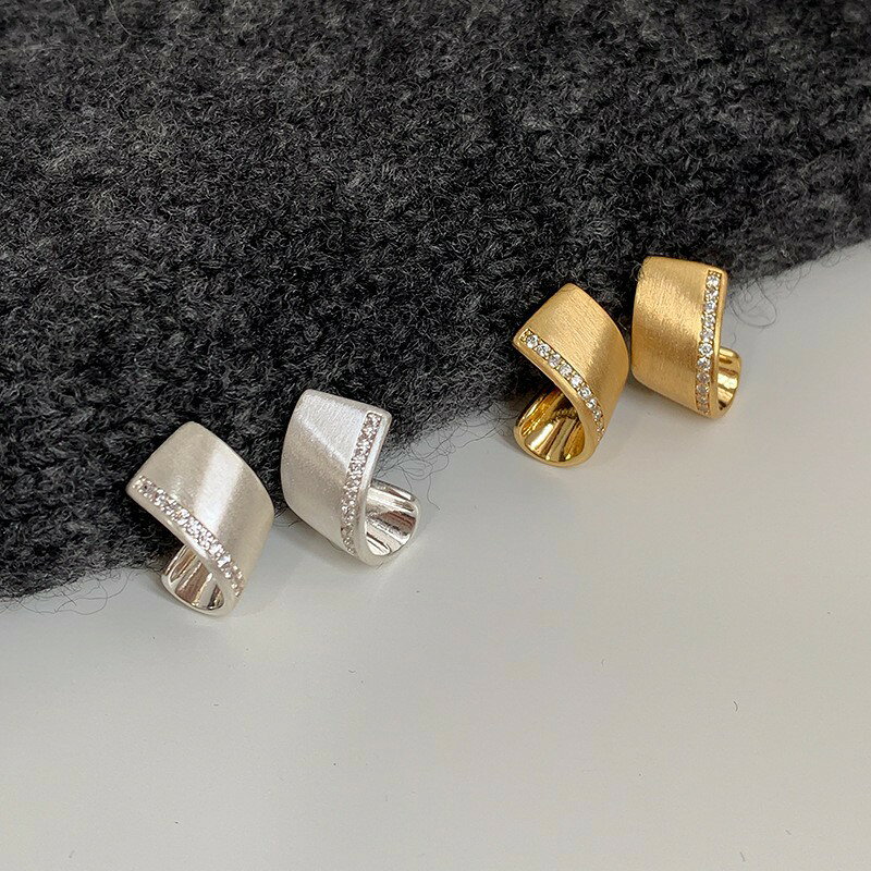 このピアスは、韓国ファッションを取り入れたスタイリッシュなデザインです。シルバーとゴールドの2色展開で、どんなコーディネートにも合わせやすいアイテムです。おしゃれな女性にぴったりのアクセサリーです。
